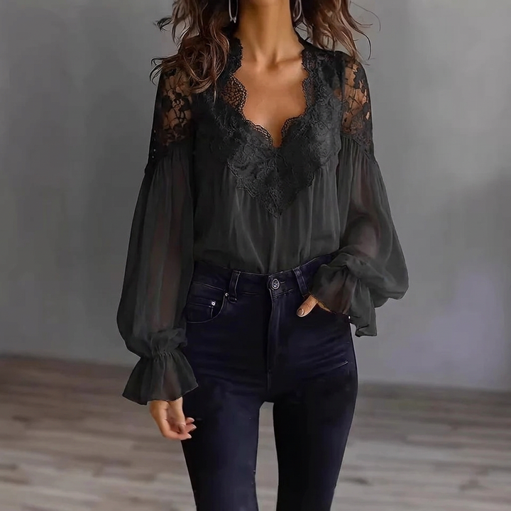 Elegante damesblouse met pofmouwen, fijne kant en sierlijke ruches; perfect voor lente en zomer.