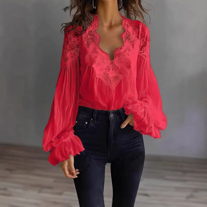 Modieuze dames top met luchtige pofmouwen, kanten inzetstukken en elegante ruches voor een zomerse look.
