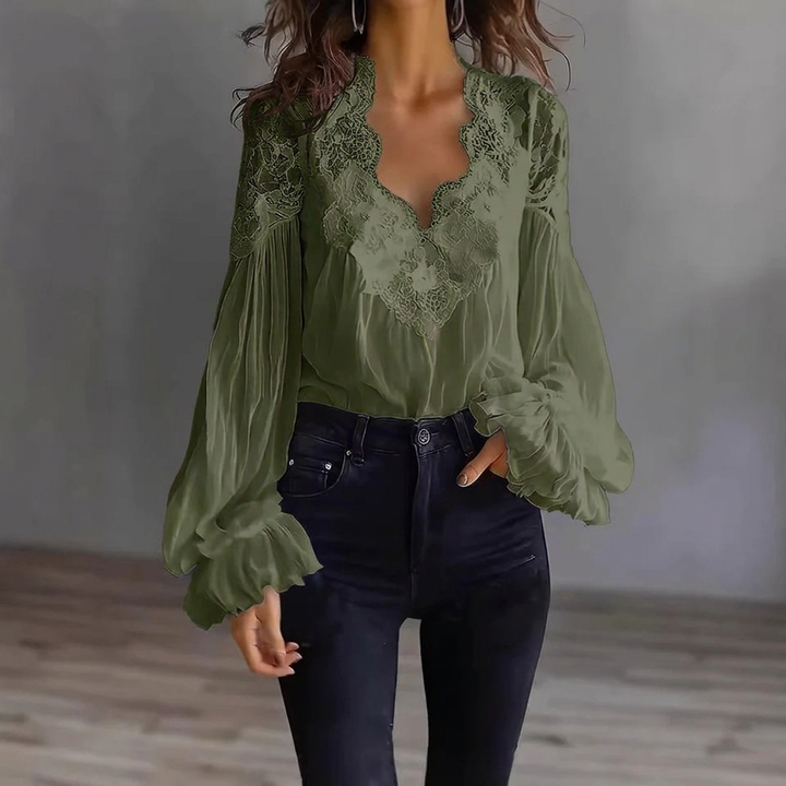 Vrouwelijke blouse met subtiele ruches, fijne kanten afwerking en volumineuze pofmouwen; trendy en chic.
