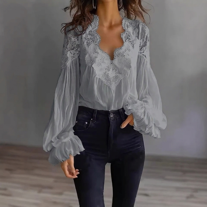Witte damesblouse met trendy pofmouwen, sierlijke kant en verfijnde ruche details; ideaal voor elke vrouw.