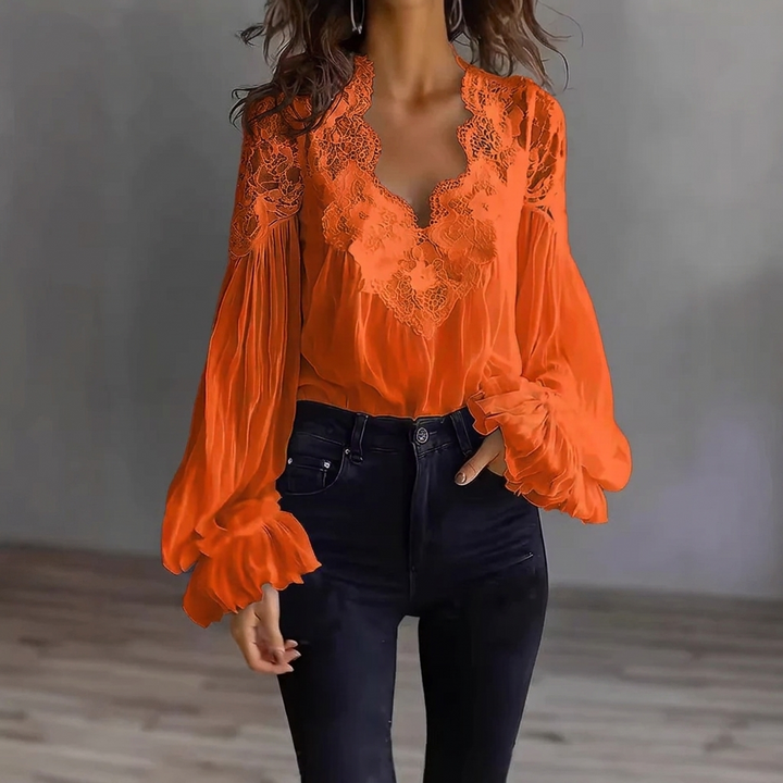 Gedragen damesblouse met pofmouwen, kanten panelen en elegante ruches, toont vrouwelijke silhouet.