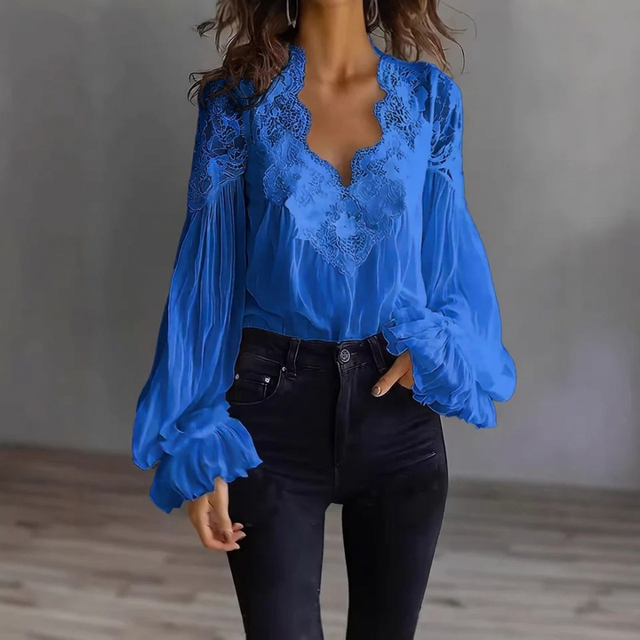 Stijlvolle damesblouse met pofmouwen, kanten versiering, elegante ruches en mooie plooidetails.
