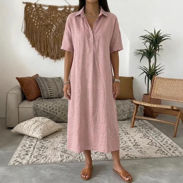 Stijlvolle dames zomerjurk: maxi-lengte, polokraag, korte mouwen. Veelzijdig en comfortabel.