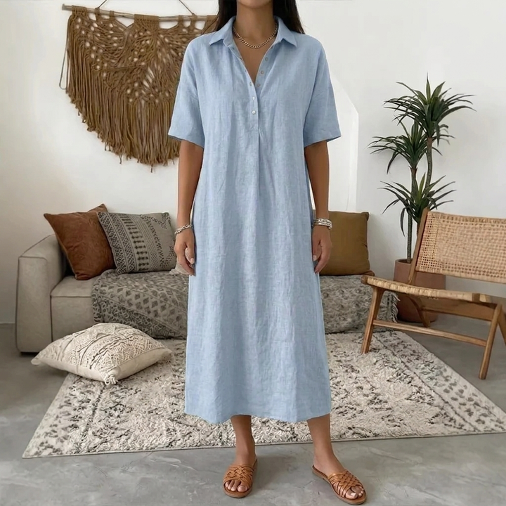 Dames maxi-jurk met polokraag, korte mouwen en rechte pasvorm, een veelzijdige zomer must-have.