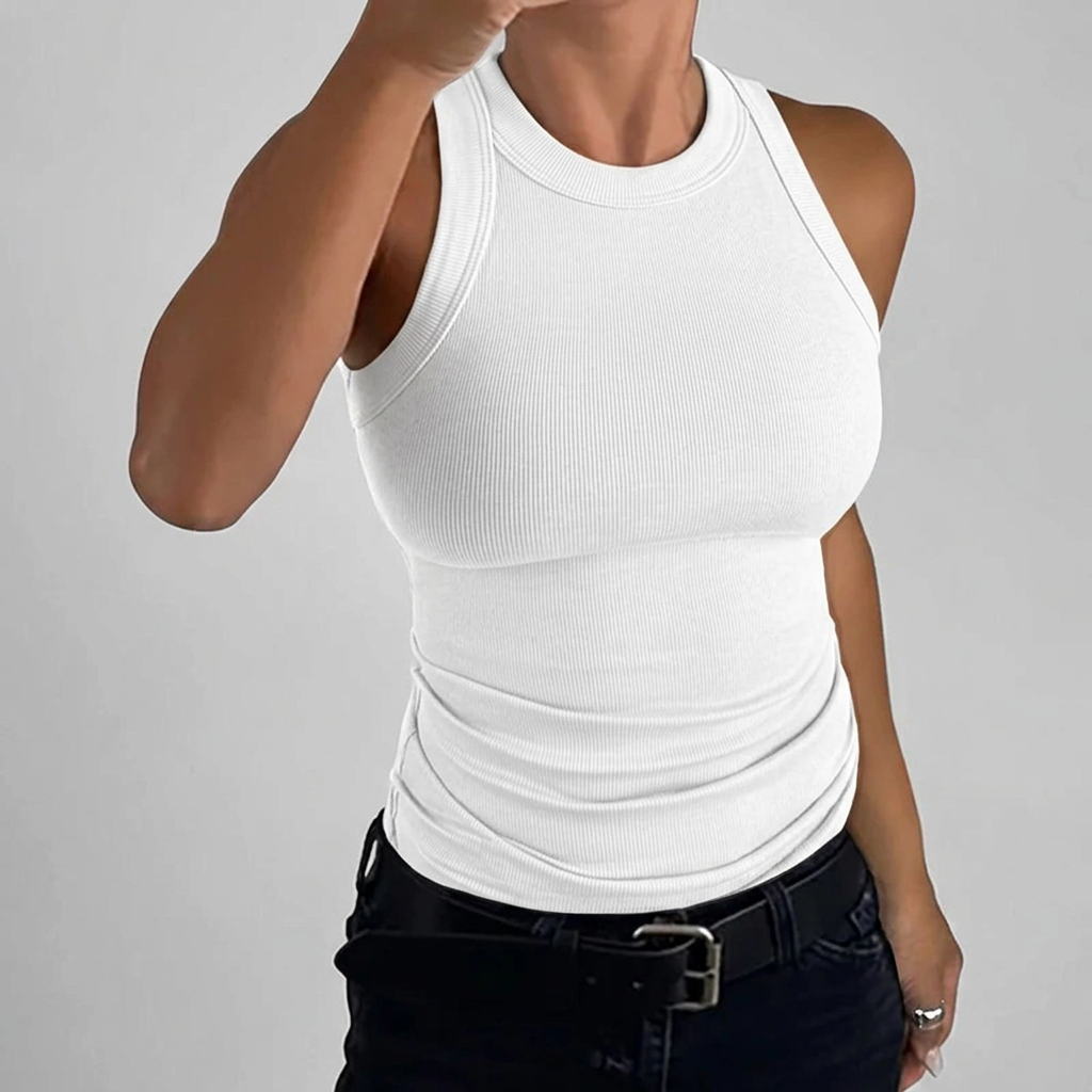 Model draagt veelzijdige dames geribbelde tanktop met hoge hals, perfect voor een casual zomeroutfit.