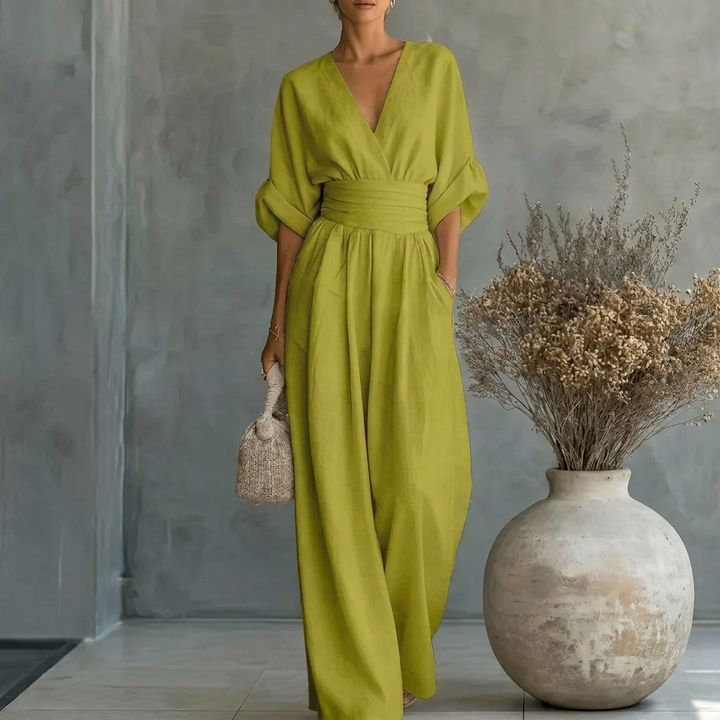 Dames jumpsuit met flatterende V-hals en stijlvolle wijde pijpen, perfect voor een elegante casual chic look.