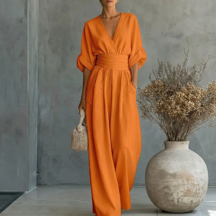 Comfortabele dames jumpsuit met V-hals en wijde pijpen, ideaal voor zomerse dagen of als feestkleding.