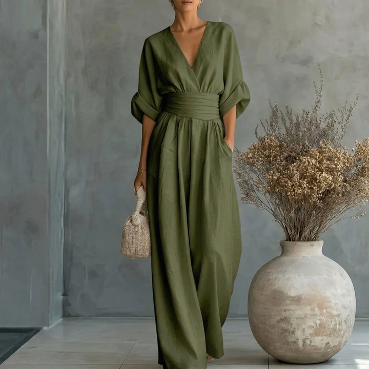 Zomerse dames jumpsuit met comfortabele wijde pijpen en flatterende V-hals, perfect voor warm weer.