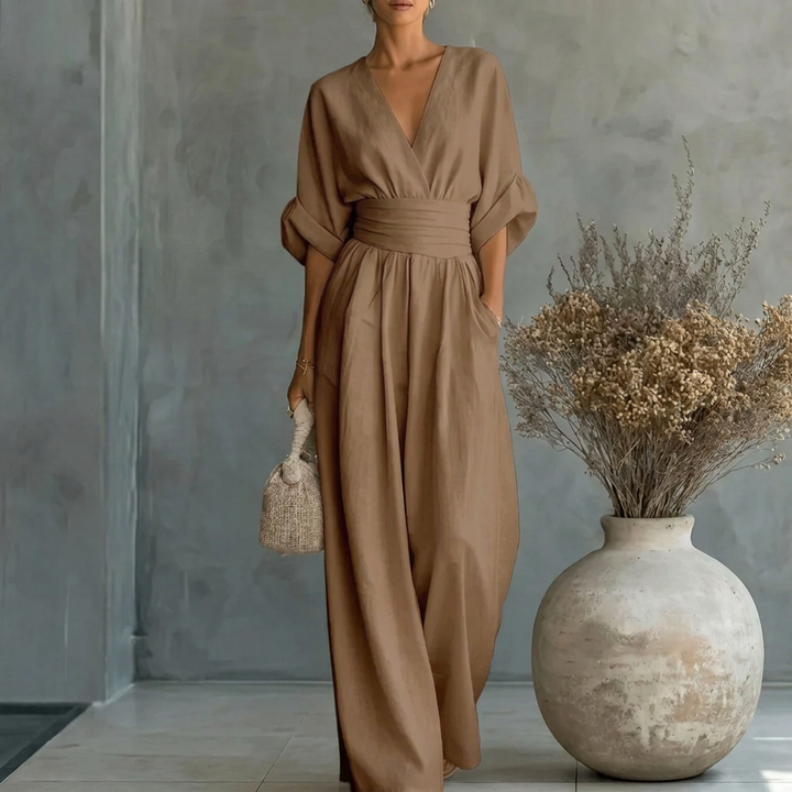 Stijlvolle dames jumpsuit, type CJ26, met een elegante V-hals en modieuze wijde pijpen voor een flatterend silhouet.