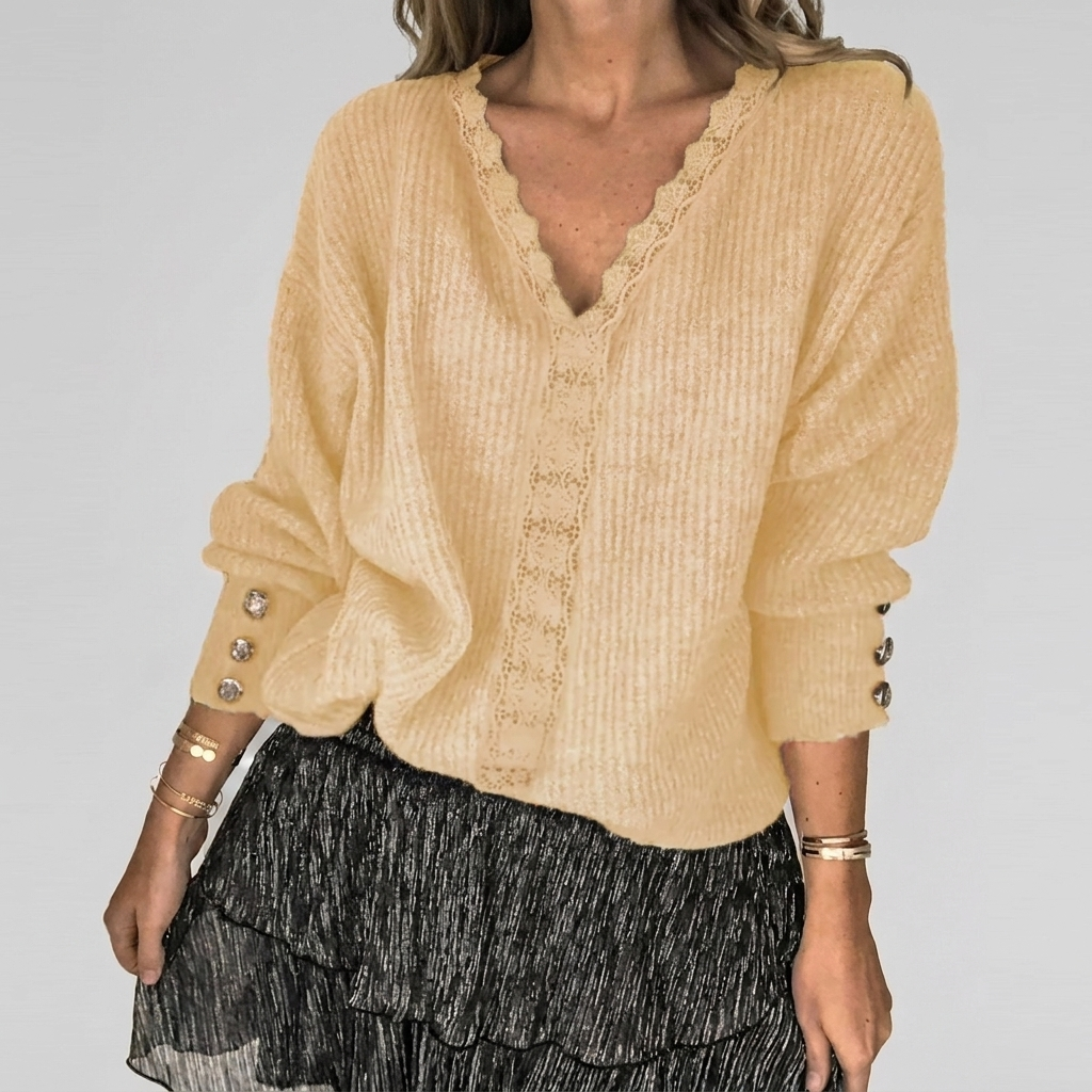 Comfortabele damesblouse met losse pasvorm, V-hals en verfijnde opengewerkte details voor een zomerse look.