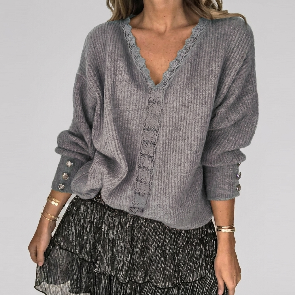 Elegante dames zomerblouse met V-hals en opengewerkte stof, perfect voor een stijlvolle en luchtige uitstraling.