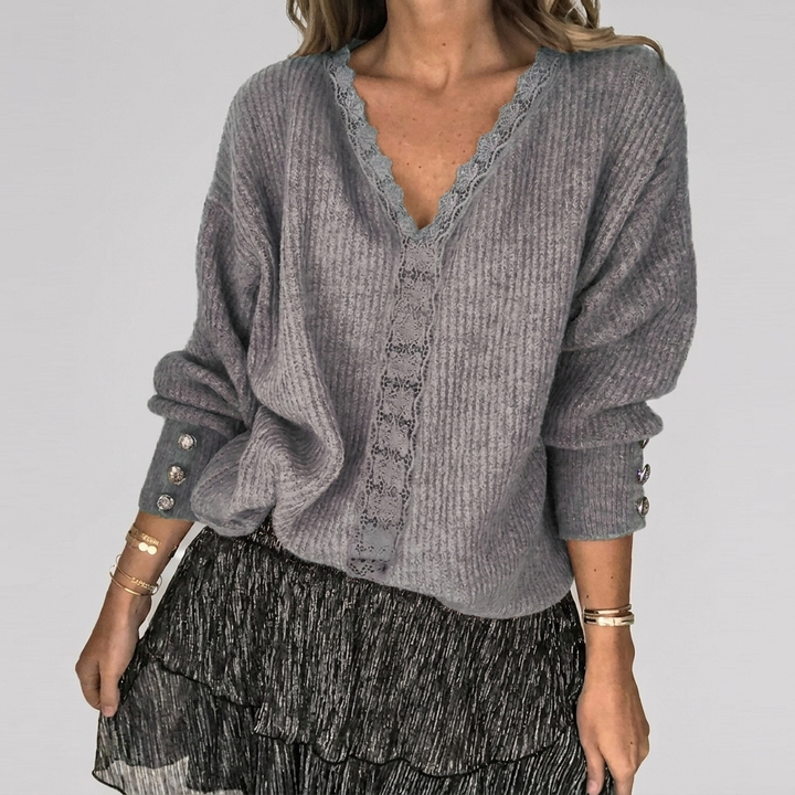 Elegante dames zomerblouse met V-hals en opengewerkte stof, perfect voor een stijlvolle en luchtige uitstraling.