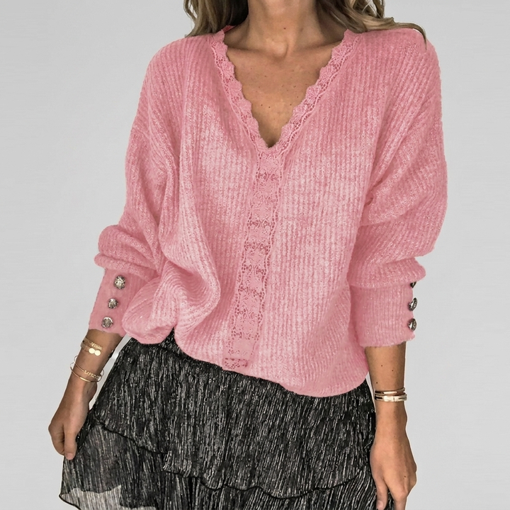 Stijlvolle blouse met V-hals en elegante opengewerkte mouwen, perfect voor een zomerse damesoutfit.