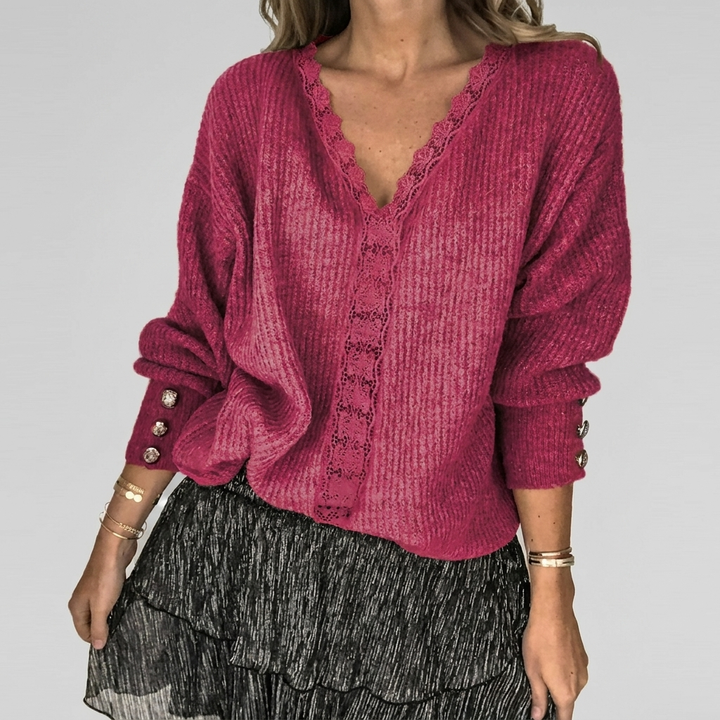 Dames zomerblouse met V-hals en elegante opengewerkte details, perfect voor warme dagen.