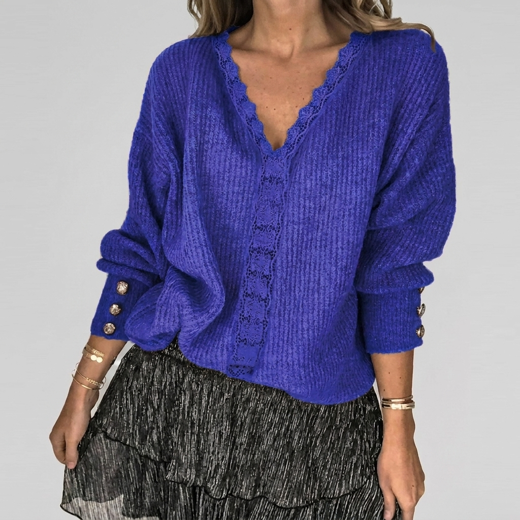 Zomerse damesblouse met V-hals, lange mouwen en verfijnde opengewerkte patronen, licht en modieus.