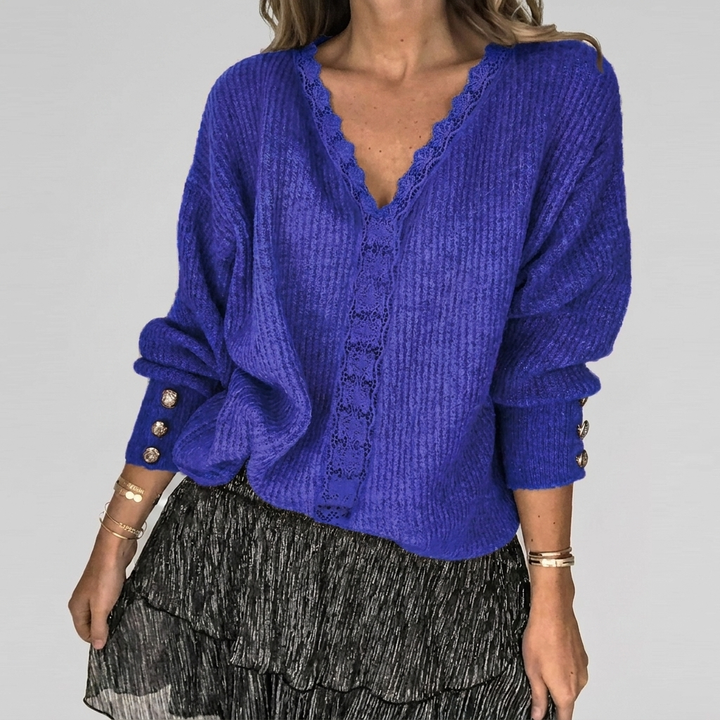 Zomerse damesblouse met V-hals, lange mouwen en verfijnde opengewerkte patronen, licht en modieus.