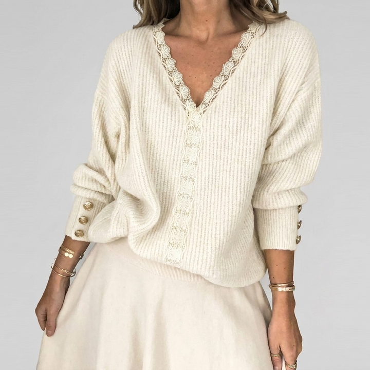 Casual chic blouse voor dames, met V-hals en opengewerkte stof, perfect voor een ontspannen zomerse dag.