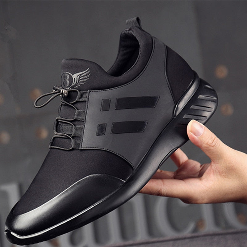 Details van de zwarte high-top herensneakers: stevig materiaal en stijlvolle vetersluiting.