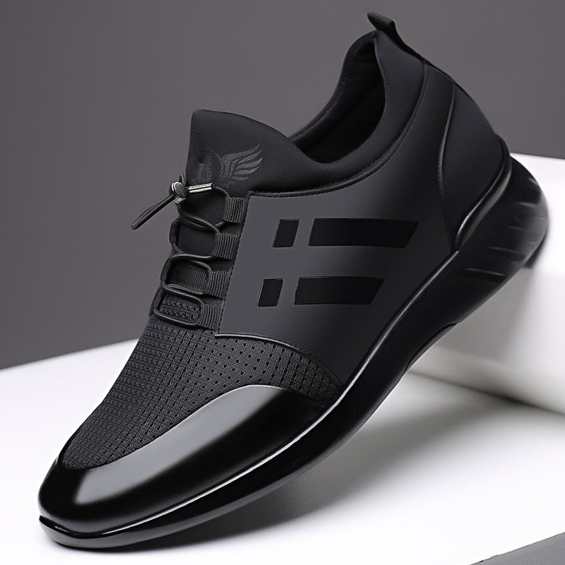 Zwarte stijlvolle heren high-top sneakers met veters, perfect voor een casual sportieve look.