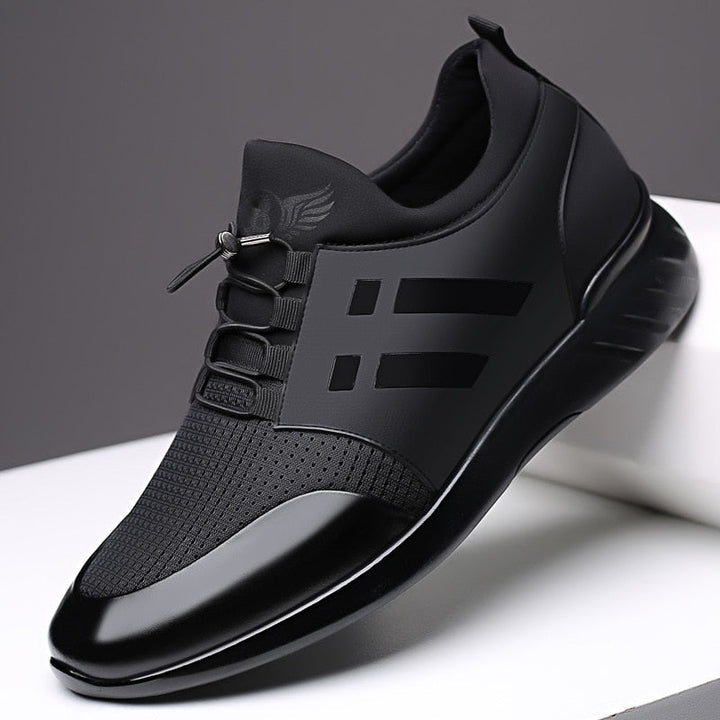 Zwarte stijlvolle heren high-top sneakers met veters, perfect voor een casual sportieve look.
