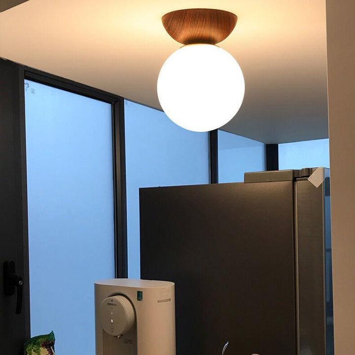 Strakke Hikari plafondlamp, LED, van walnoothout, perfect voor hedendaagse interieurs.