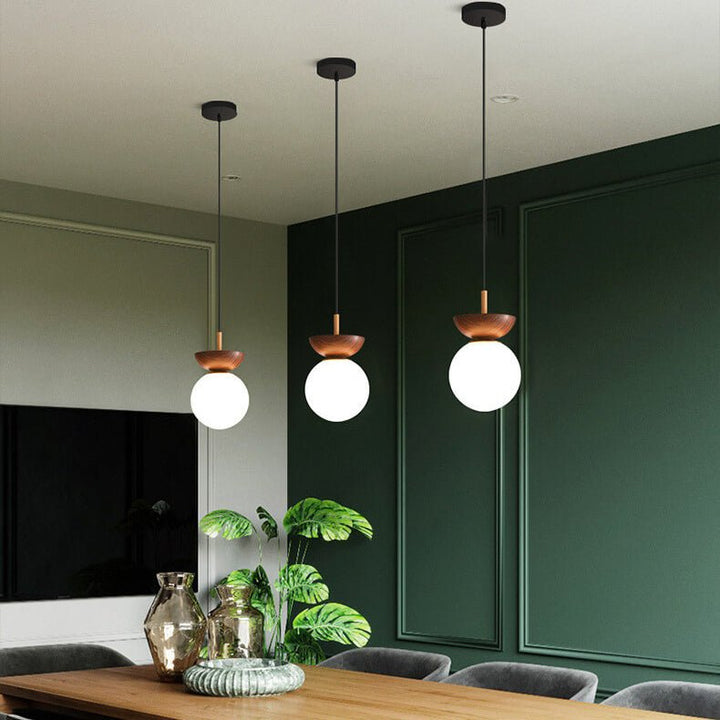 Warme sfeer met Hikari LED plafondlamp, walnoot look, geschikt voor eetkamer of slaapkamer.