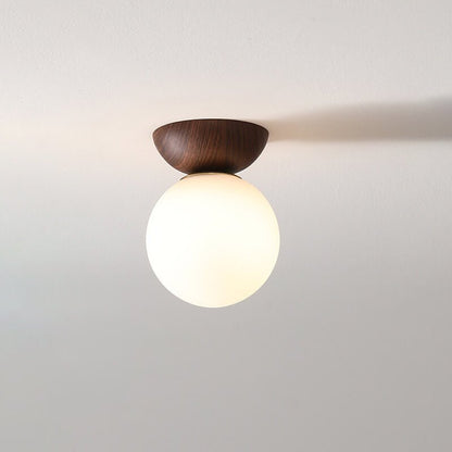 "Hikari plafondlamp met Japans design, natuurlijke houten afwerking en warme LED-verlichting, rond en minimalistisch."