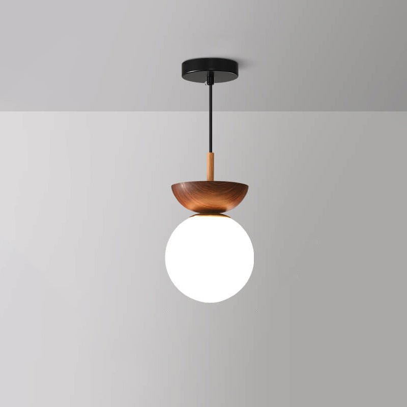 Walnoothouten Hikari plafondlamp met geïntegreerde LED, minimalistisch en functioneel.