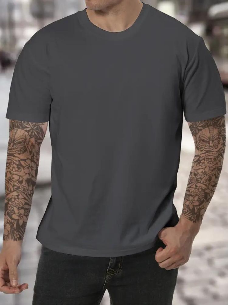 Basic heren hoge hals T-shirt, comfortabel en casual voor de zomergarderobe.