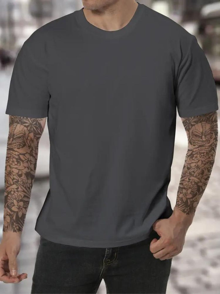 Basic heren hoge hals T-shirt, comfortabel en casual voor de zomergarderobe.