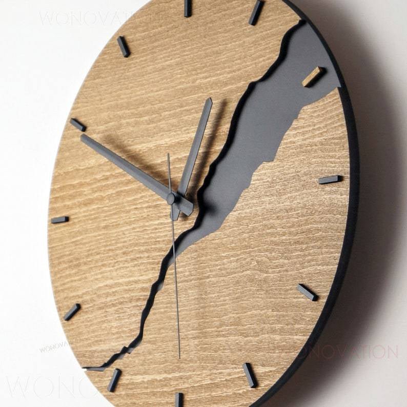 Moderne houten wandklok van Nuvoro, een luxe muurdecoratie voor woonkamer met natuurlijk design.