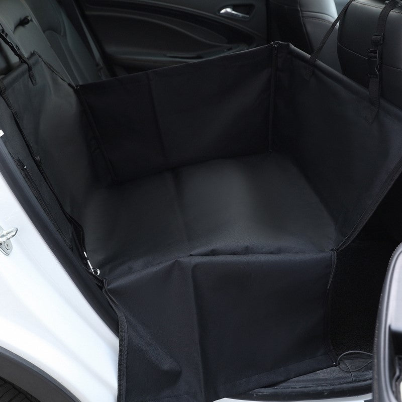 Compacte autostoel voor honden. Biedt veiligheid en comfort, houdt de achterbank schoon tijdens reizen.