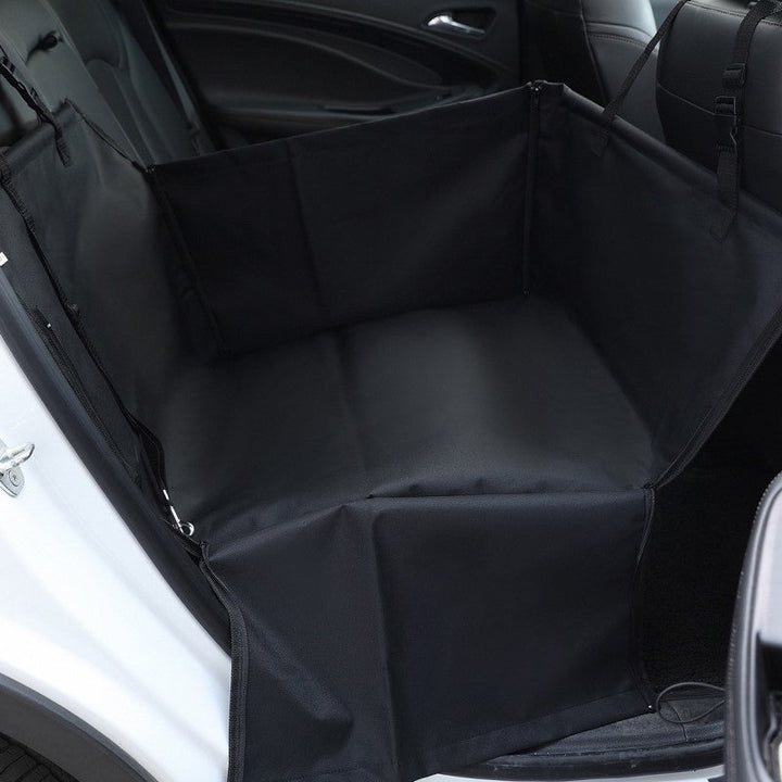 Compacte autostoel voor honden. Biedt veiligheid en comfort, houdt de achterbank schoon tijdens reizen.