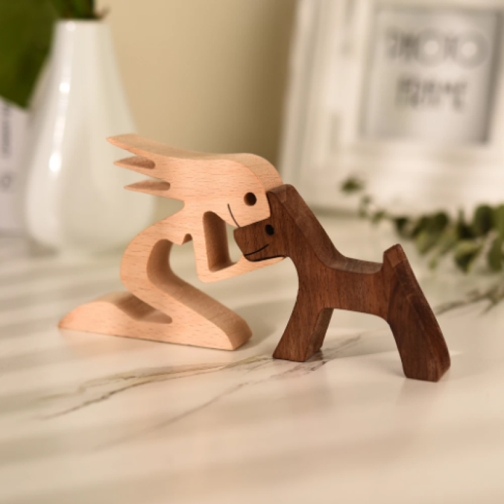 Handgemaakt houten sculptuur van mens en hond, een uniek decoratief kunstbeeldje voor interieurdecoratie.