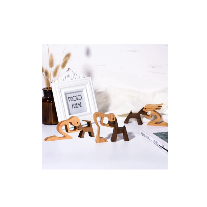 Warm houten sculptuur van de band tussen mens en hond, een uniek handgemaakt cadeau voor hondenliefhebbers.