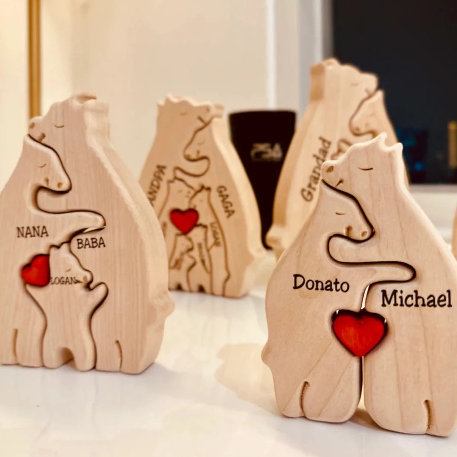 Gedetailleerd houtsnijwerk van een berenfamilie, een rustiek houten decorstuk voor een warm interieur.