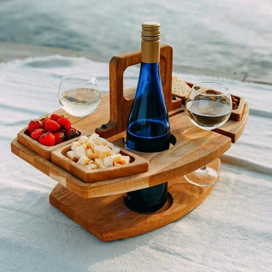 Houten draagbare picknickwijntafel met wijngleuven en ruime serveervakken voor snacks en wijn, ideaal voor buitengebruik.