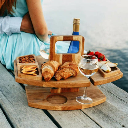 Houten draagbare picknickwijntafel met wijngleuven en ruime serveervakken voor snacks en wijn, ideaal voor buitengebruik.