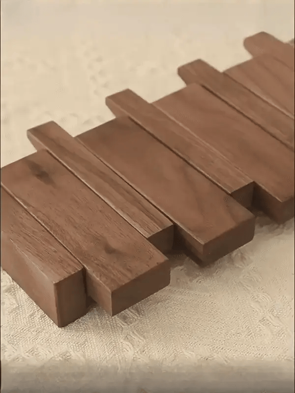 Elegante houten piano kapstok, een functioneel design stuk dat elke entree direct verrijkt.