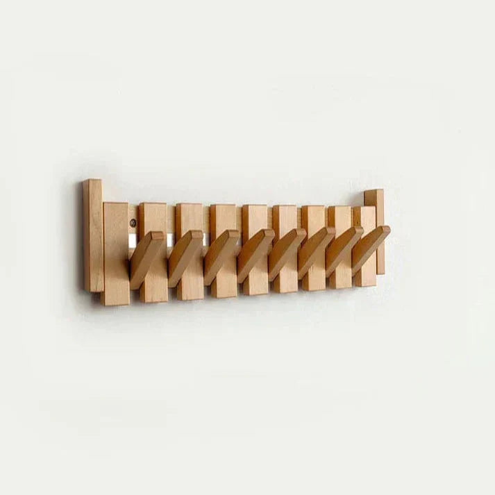 "Houten kapstok met pianotoets design, gemaakt van duurzaam walnoot- en beukenhout, voorzien van meerdere haken."