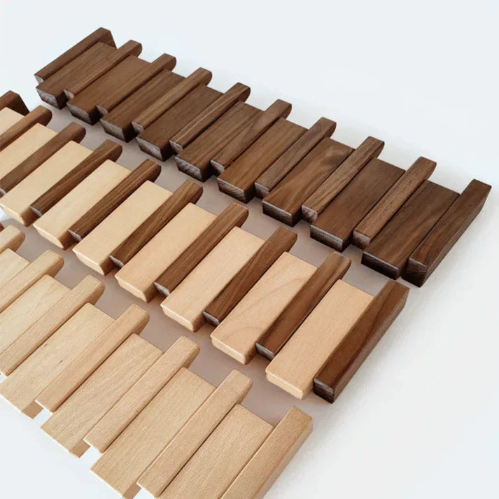 "Houten kapstok met pianotoets design, gemaakt van duurzaam walnoot- en beukenhout, voorzien van meerdere haken."