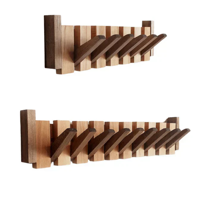 "Houten kapstok met pianotoets design, gemaakt van duurzaam walnoot- en beukenhout, voorzien van meerdere haken."