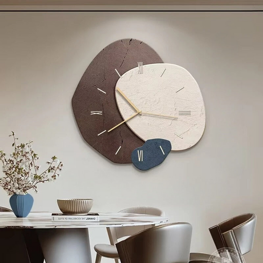 "Houten wandklok met LED lamp, eigentijdse stijl, natuurlijk hout, geïntegreerde sfeerverlichting, modern interieur."