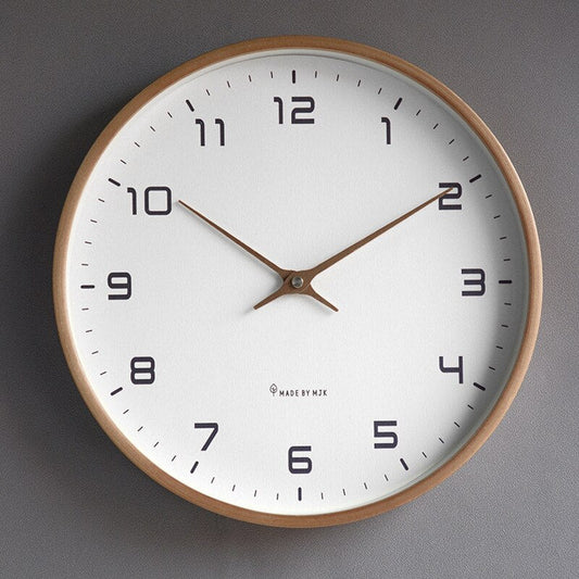 "Houten wandklok met Scandinavisch design, minimalistisch met natuurlijke houttinten, 30 cm diameter."