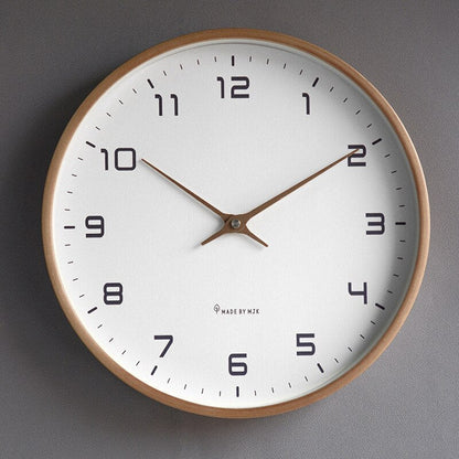 "Houten wandklok met Scandinavisch design, minimalistisch met natuurlijke houttinten, 30 cm diameter."