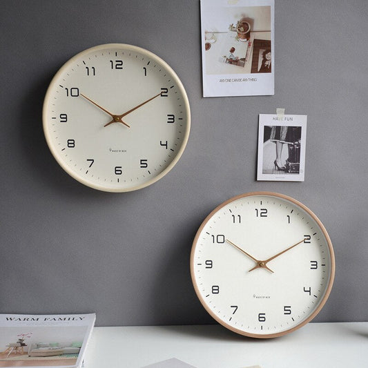 "Houten wandklok met Scandinavisch design, natuurlijk hout, minimalistische stijl, ideaal voor moderne interieurs."