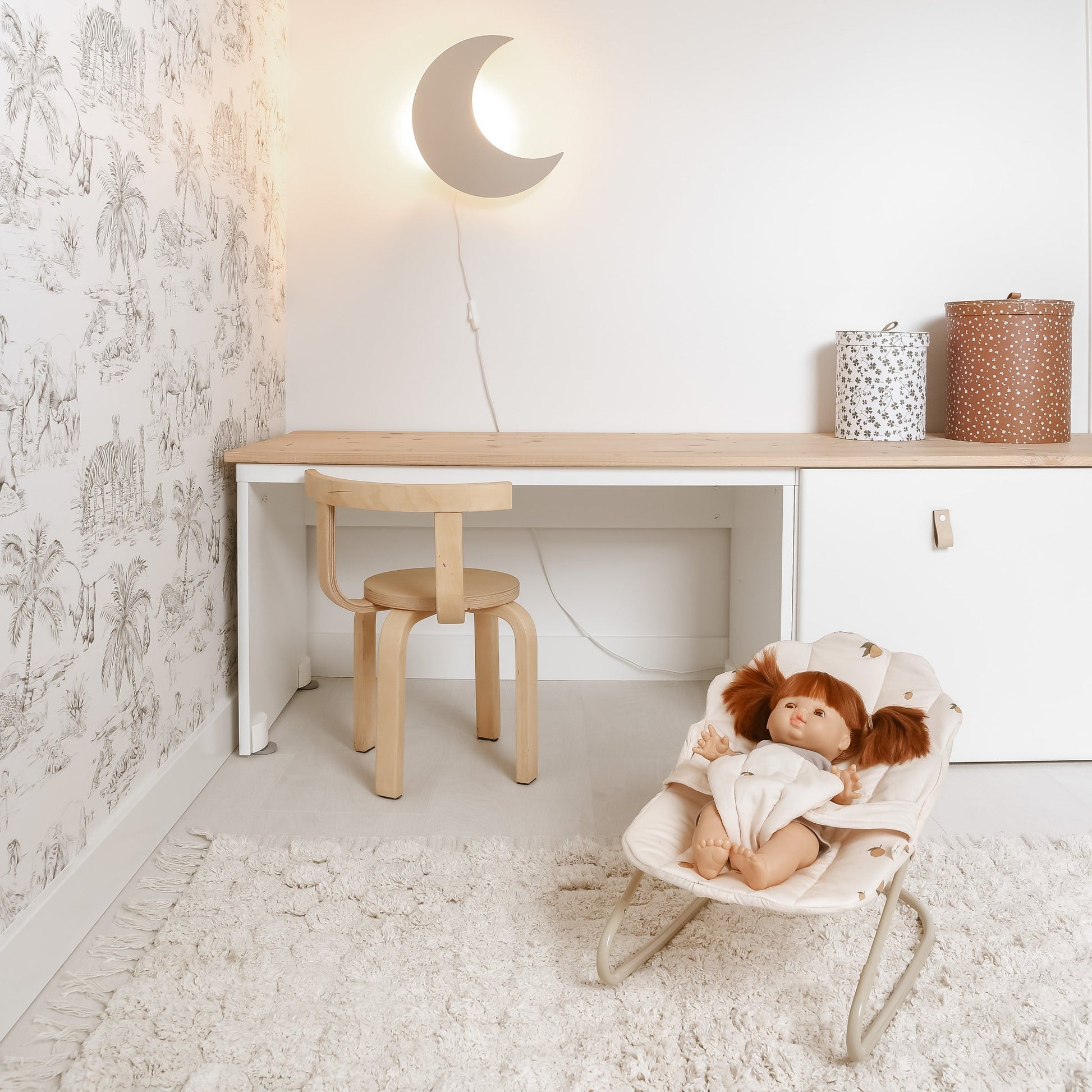 "Houten wandlamp kinderkamer, maanvormig, beige kleur, sfeervolle verlichting en decoratief ontwerp voor babykamers."