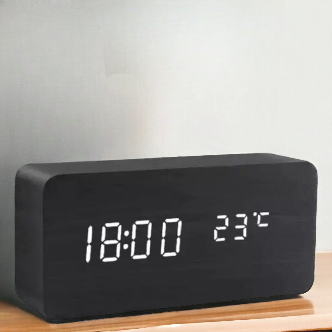Moderne wekker met houtlook LED, temperatuurweergave en spraakbediening voor thuis of kantoor.
