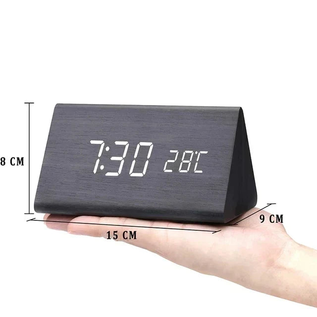 Eenvoudige digitale wekker houtlook design, spraakbesturing en LED temperatuurindicator. Compact en modern.