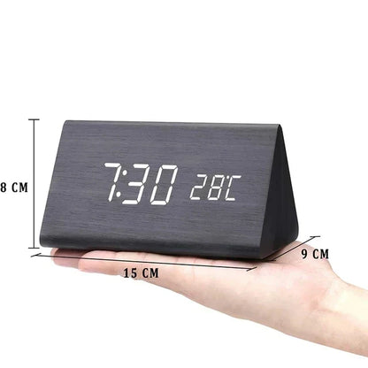 Houten wekker met LED-display, spraakbesturing en temperatuurweergave; elegant design voor elke moderne slaapkamer.